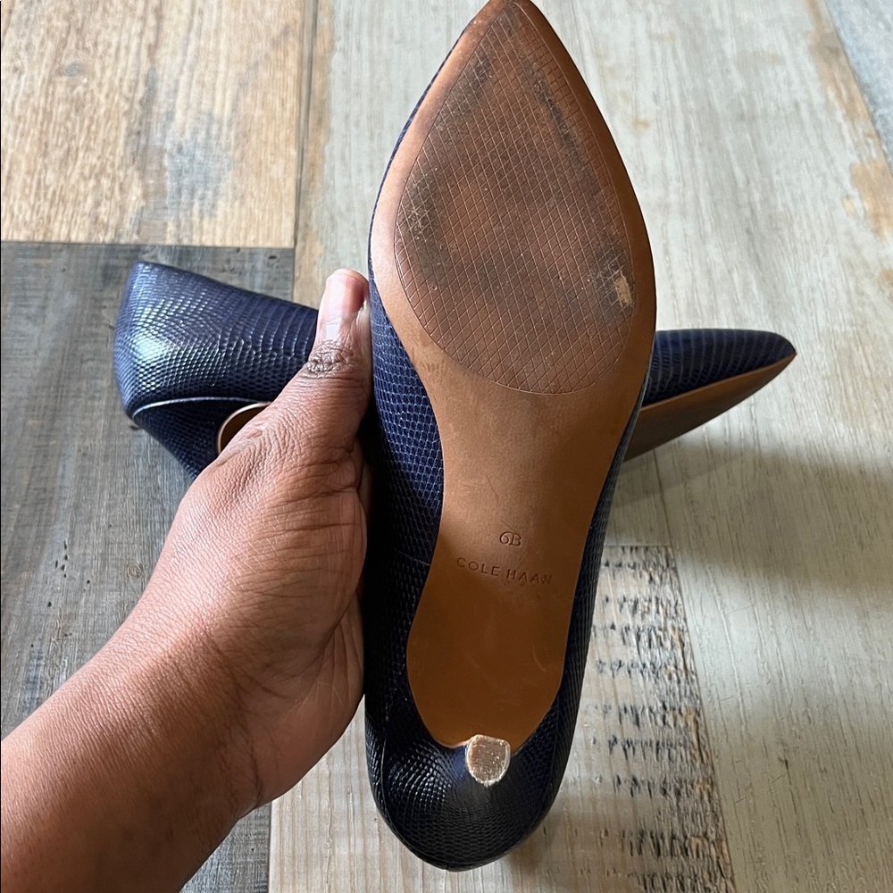 Cole Haan Women's Navy Blue Textured 7” Heels Sz 6B Office Career Business Chic - Picture 8 of 10